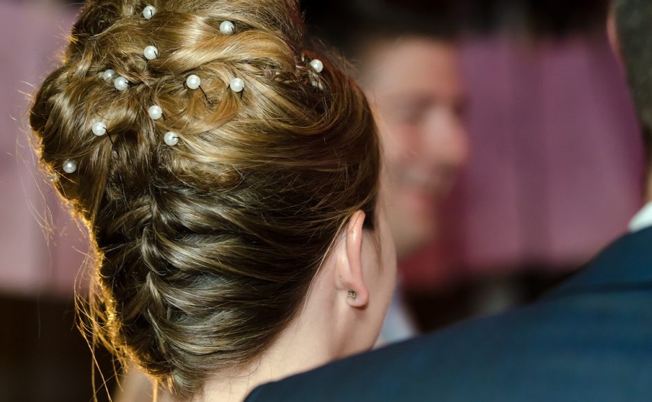 Quelle coiffure arborer pour un mariage chic ?