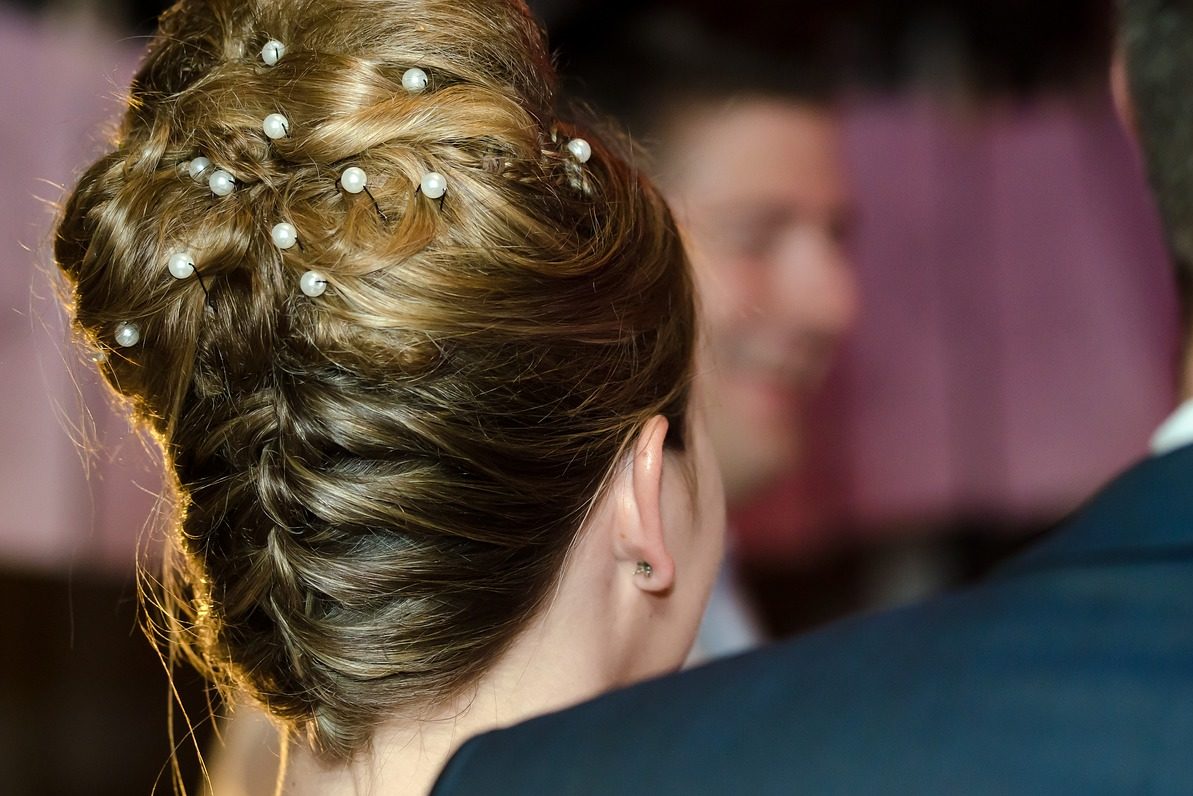 Quelle coiffure arborer pour un mariage chic ? 1