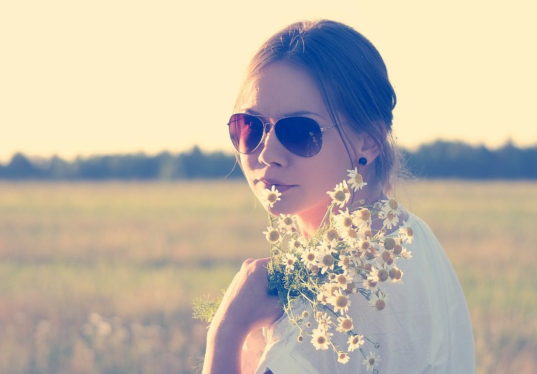 mariée hippie avec des fleurs